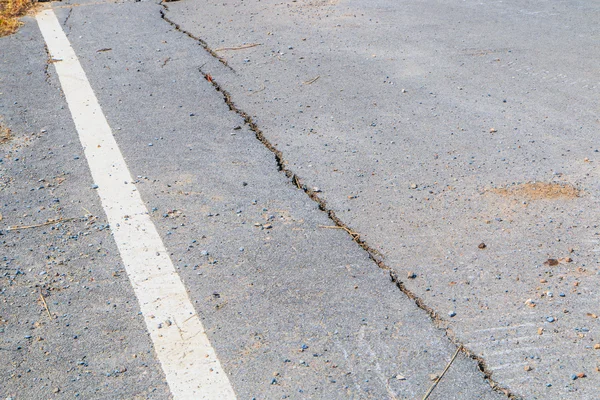 Rozbitý asfalt silnice — Stock fotografie