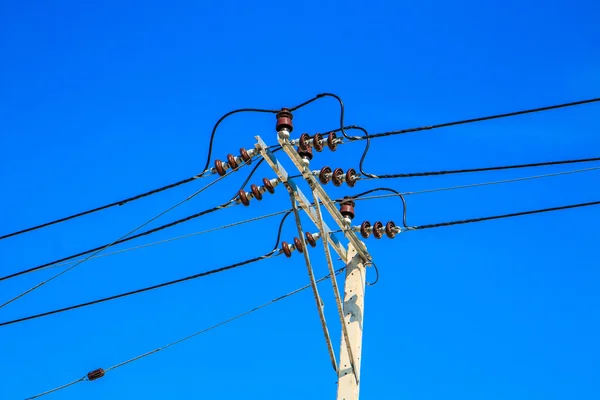 Электрический столб с электрическими линиями — стоковое фото