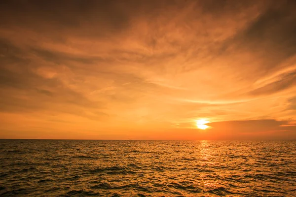 Puesta de sol y olas marinas — Foto de Stock