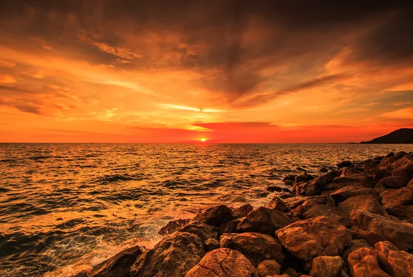 Gün batımı ve deniz dalgaları — Stok fotoğraf