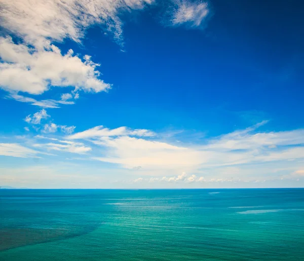 Голубое море и облака — стоковое фото