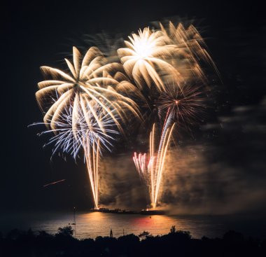 Renkli bayram havai fişekleri