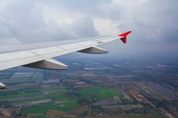 Vliegtuig vleugel uit raam — Stockfoto