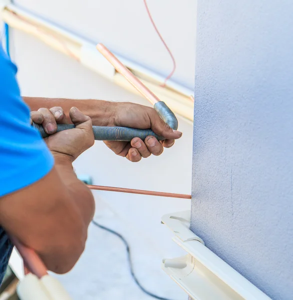 Werknemer met nieuwe air conditioner — Stockfoto