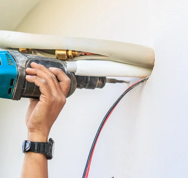 Worker with new air conditioner — Stock Photo, Image