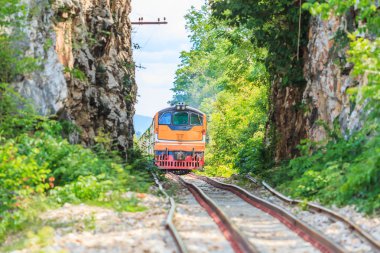 Tren tünel üzerinde çalışan