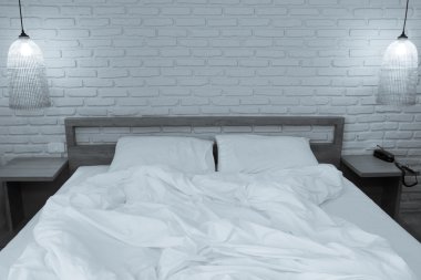 Pis ve dağınık yatak ve yastıklar