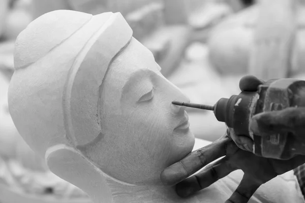 Резчик с помощью инструмента на статуе Будды — стоковое фото