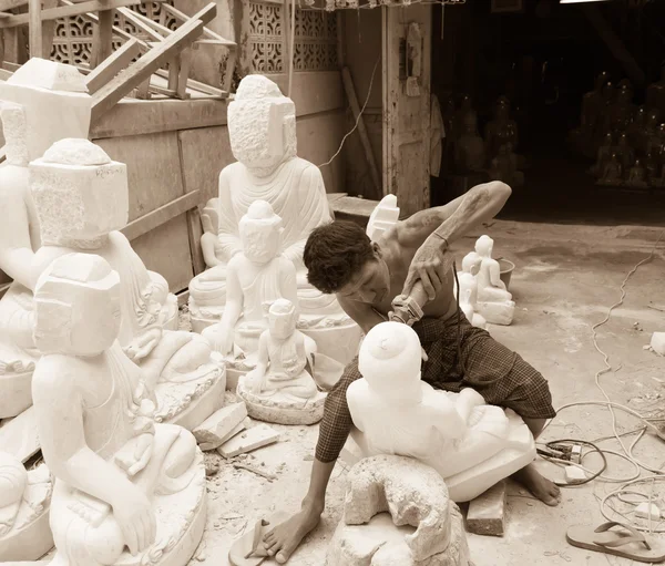 Carver carve statue Buddha — Stock Photo, Image