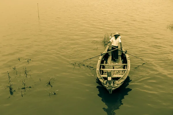 Mann im Boot bei myanmar — Stockfoto