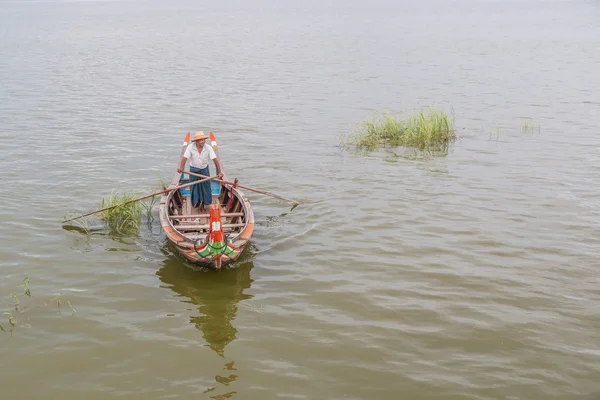 Mann im Boot bei myanmar — Stockfoto