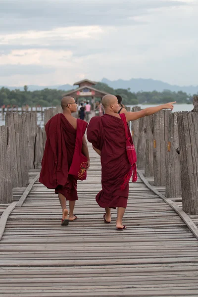 Unidentified monks from local Buddhist temple — Stock Photo, Image