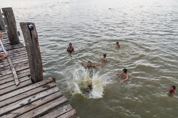 水で遊ぶミャンマーの子供たち — ストック写真