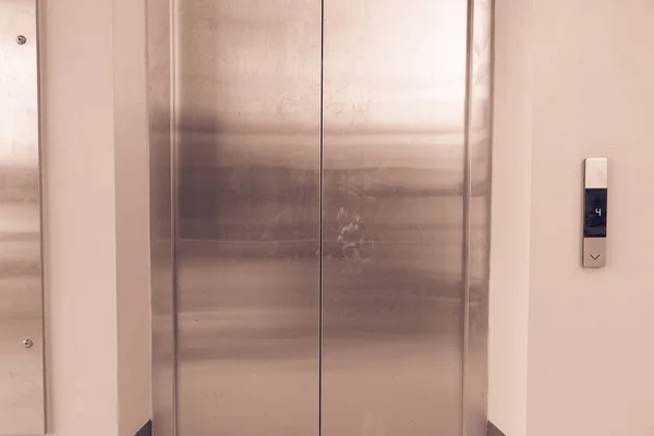 Pulsando el botón ascensor —  Fotos de Stock