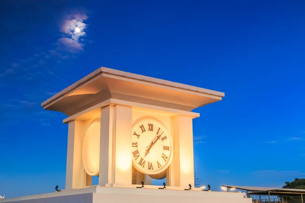 Elegante torre del reloj — Foto de Stock