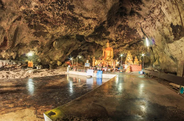 Destaque para a caverna de krasae e buddha — Fotografia de Stock