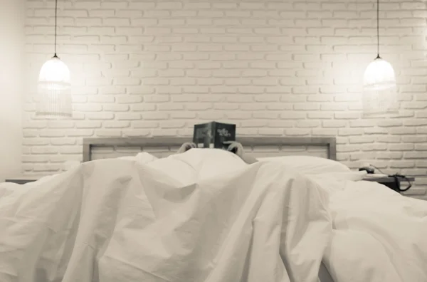 Mujer leyendo libro en la cama —  Fotos de Stock