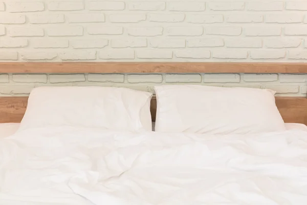 Unordentliches und ungemachtes Bett und Kopfkissen — Stockfoto