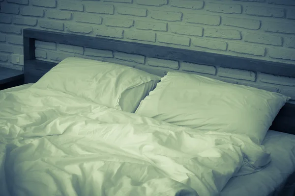 Unordentliches und ungemachtes Bett und Kopfkissen — Stockfoto