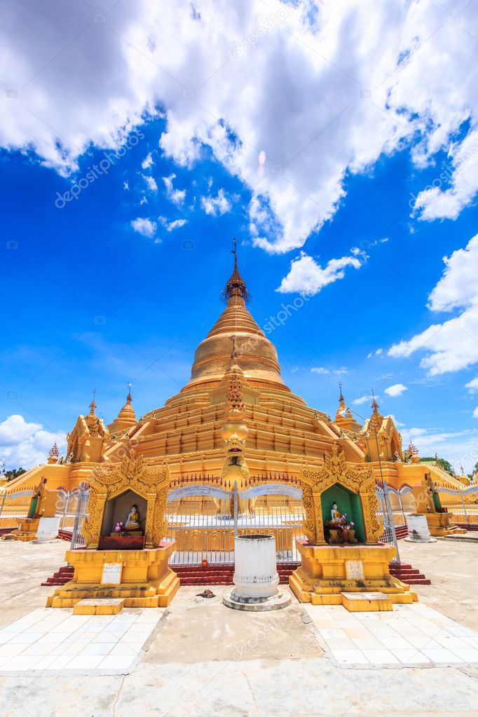 Kuthodaw temple at Mandalay