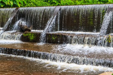 Weir ile küçük hendek