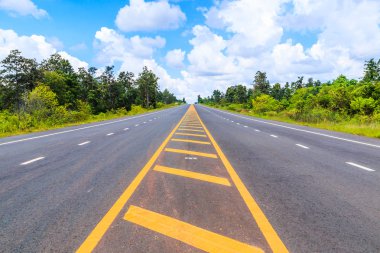 asfalt yolun karayolu üzerinde