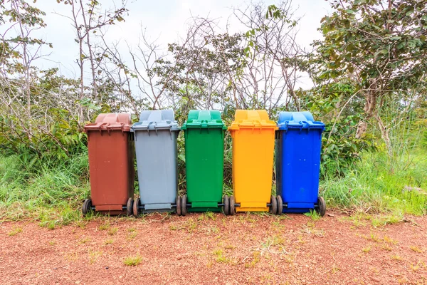 Recipientes de reciclagem de lixo — Fotografia de Stock