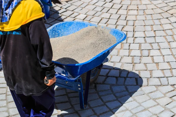 Männlicher Arbeiter mit Trolley — Stockfoto