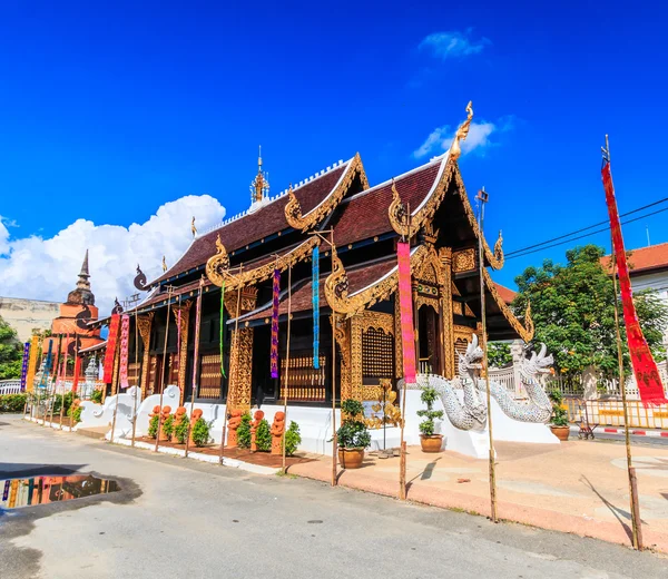 Oude houten tempel in chiang — Stockfoto