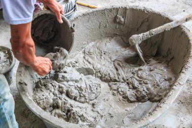 Çimento deposu olan erkek eller