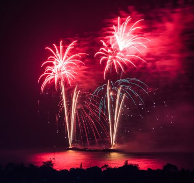 Renkli bayram havai fişekleri