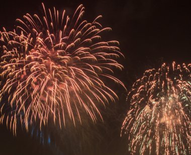 Renkli bayram havai fişekleri