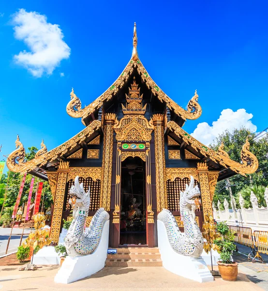 Ancien temple en bois à Chiang — Photo