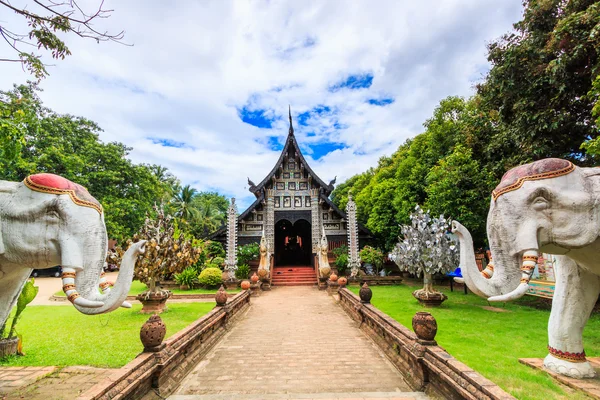 Alter hölzerner Tempel in Thailand — Stockfoto