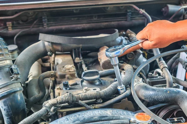 Motormechaniker bei der Arbeit — Stockfoto