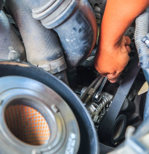 Engine mechanic working — Stock Photo, Image