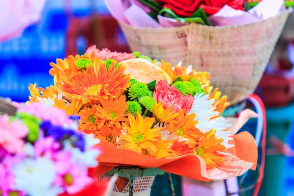 Πολύχρωμο ανθοδέσμες από φρέσκα λουλούδια — Φωτογραφία Αρχείου
