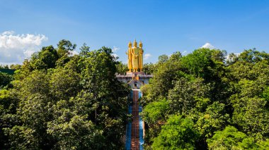 Ayakta duran Buda heykeli dört yönlü Buda heykelleri Doi Sappanyu Tapınağı, Chiang Mai Tayland 'dan Mae Wang