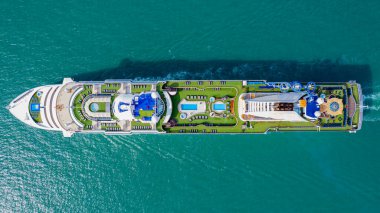 Denize yelken açan yolcu gemileri turistleri seyahate çıkarır ve tatillerde dinlenir..