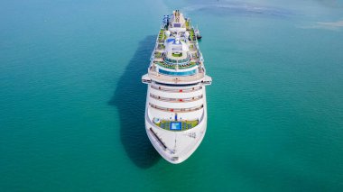 Denize yelken açan yolcu gemileri turistleri seyahate çıkarır ve tatillerde dinlenir..