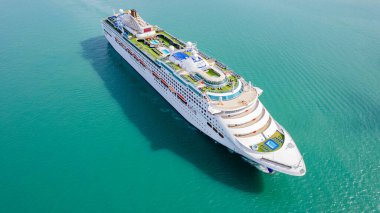 Denize yelken açan yolcu gemileri turistleri seyahate çıkarır ve tatillerde dinlenir..