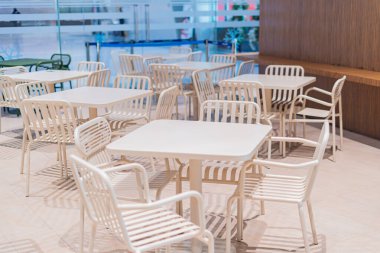 Masa ve sandalyeler büyük salonda.