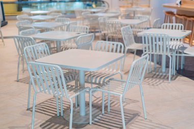 Masa ve sandalyeler büyük salonda.