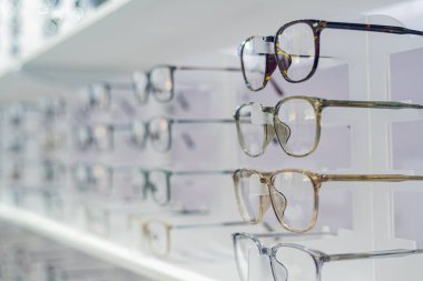 Gözlükler bir gözlükçüde sergileniyor..