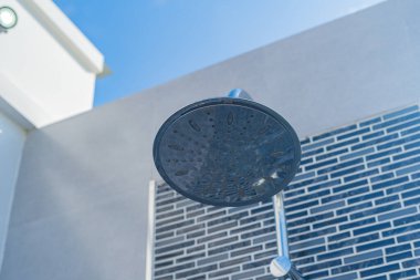 Havuzda yüzmeden önce dışarıda duş al..