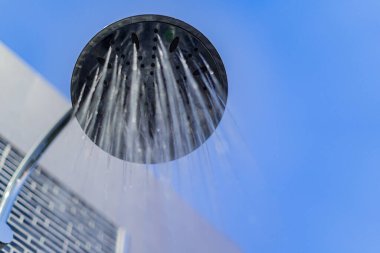 Havuzda yüzmeden önce dışarıda duş al..