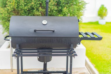 Bahçe bahçesinde ızgara ve mangal.