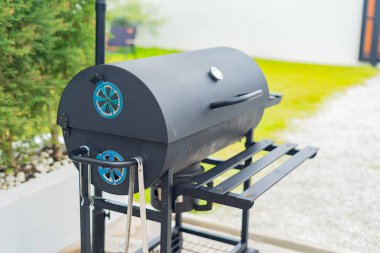 Bahçe bahçesinde ızgara ve mangal.