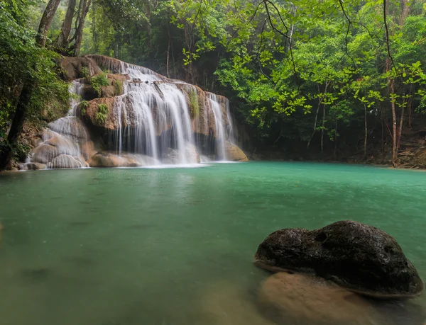 Waterval in kanchanaburi van Thailand — Stockfoto