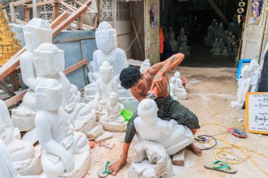 Carver'ın heykeli Buda bölmek